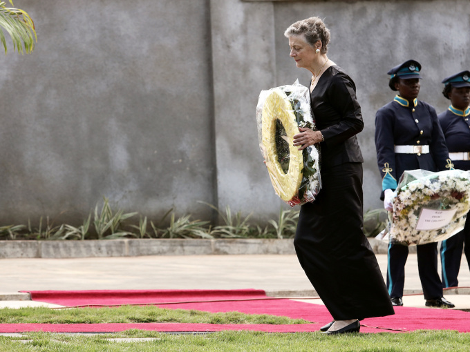 Enka etter Kofi Annan, Nane Maria Annan, legg ned ein krans under seremonien på militærkyrkjegarden Burma Camp i Accra. Foto: Francis Kokoroko, Reuters / NTB scanpix